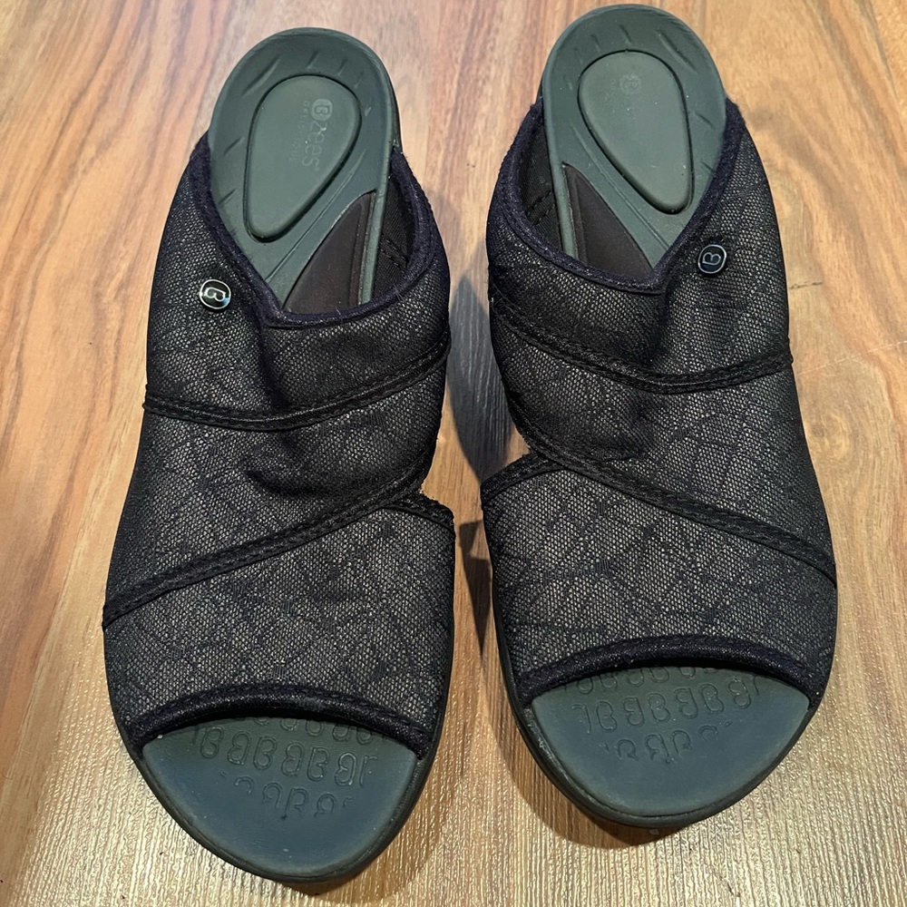 BZees Black Fabric Open-Toe Wedge Sandals women's size 8.5M like new